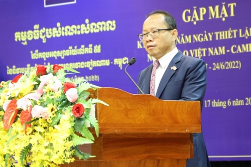 Trao Kỷ niệm chương tặng Đại sứ Campuchia tại Việt Nam